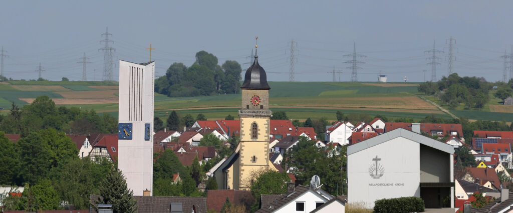 Foto von Schwieberdingen mit der evangelischen, der katholischen und der neuapostloschen Kirche